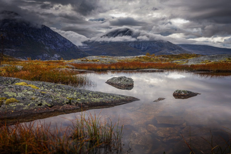 Neverelvfjellet im Nebel