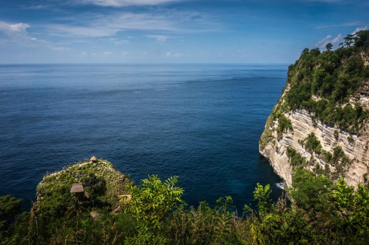 Der Blick vom Parkplatz auf das Atuh Tree House