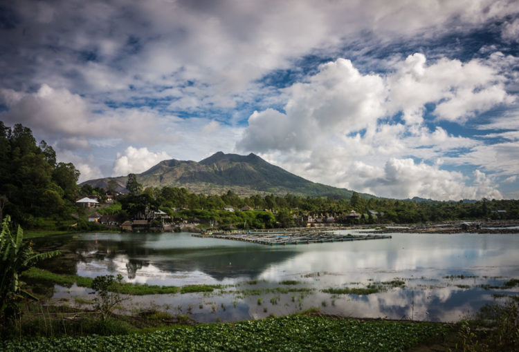 Der charakteristische Doppelgipfel des Gunung Batur von fern