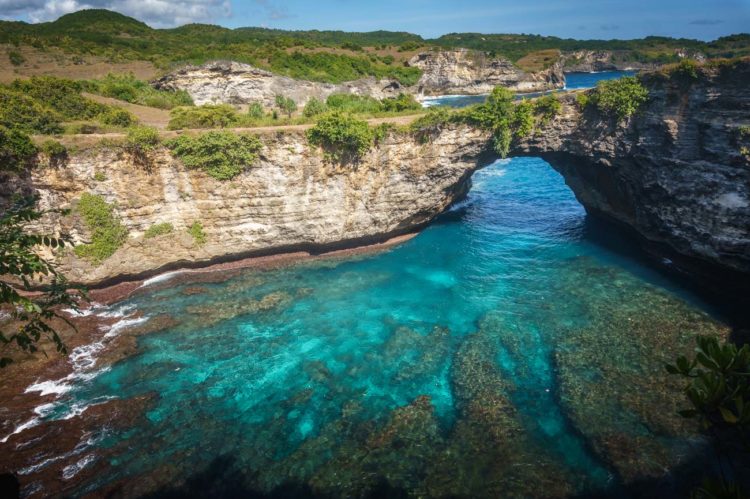 Die berühmte Felsbrücke beim Broken Beach
