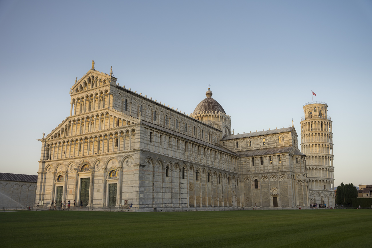 Der schiefe Turm von Pisa im Abendlicht