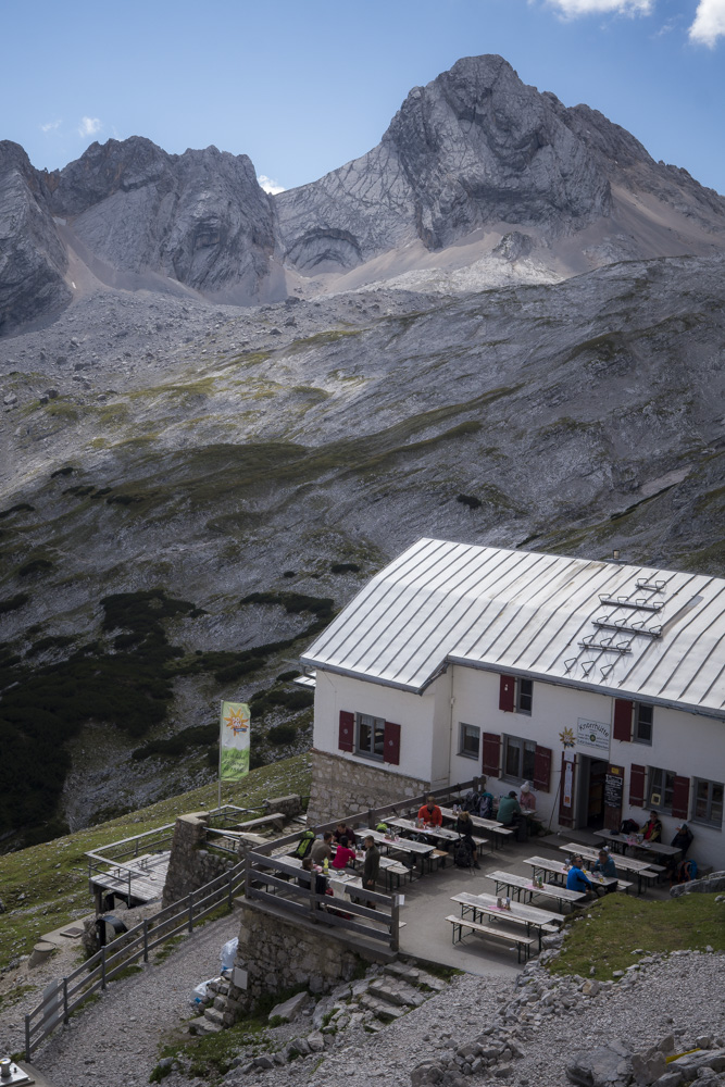 Perfekter Zwischenstopp: Die Knorrhütte auf 2.051 m