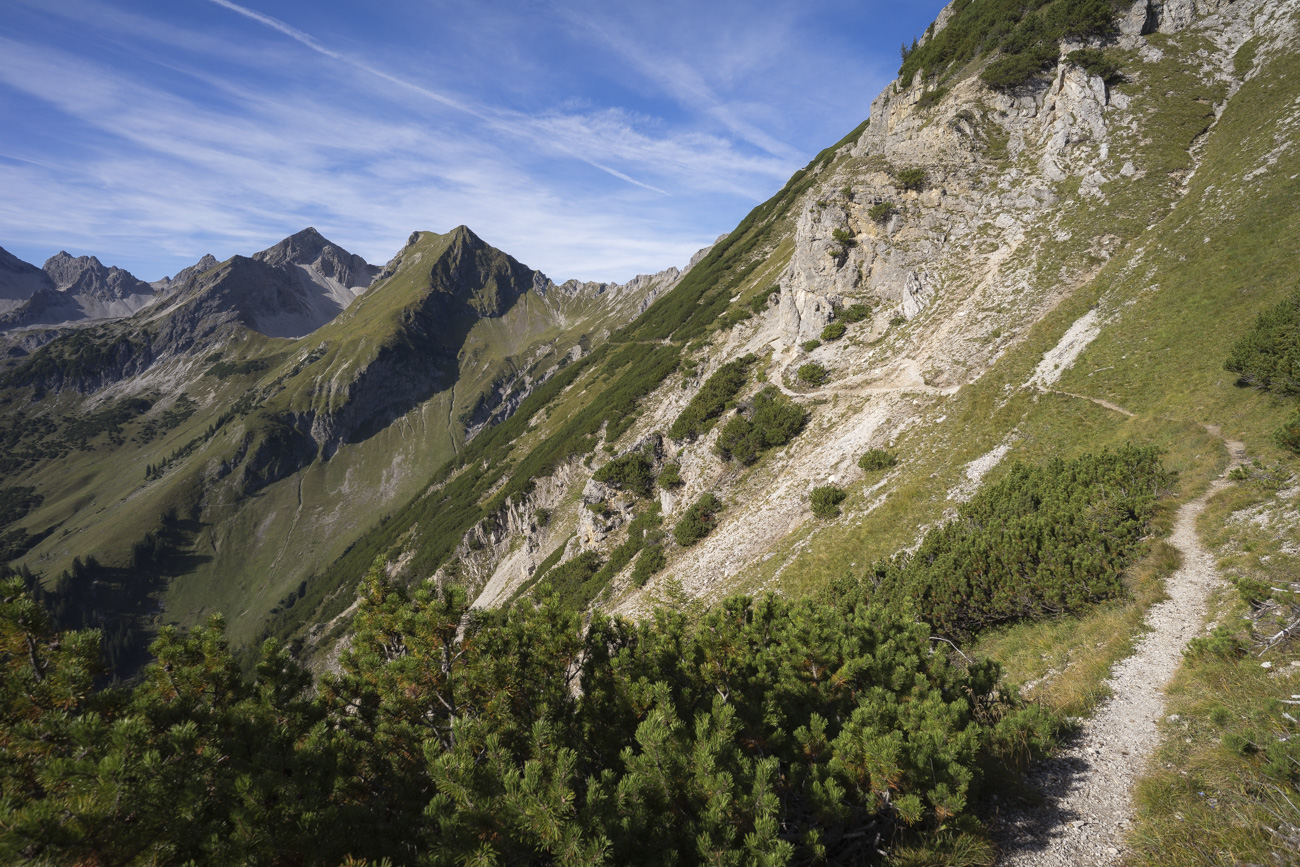 Auf dem Jubiläumsweg, mit Blick auf Lärchwand (2187 m), Glasfelderkopf (2270 m), Hochvogel (2592 m) und Großen Krottenkopf (2656 m), von re. nach li.
