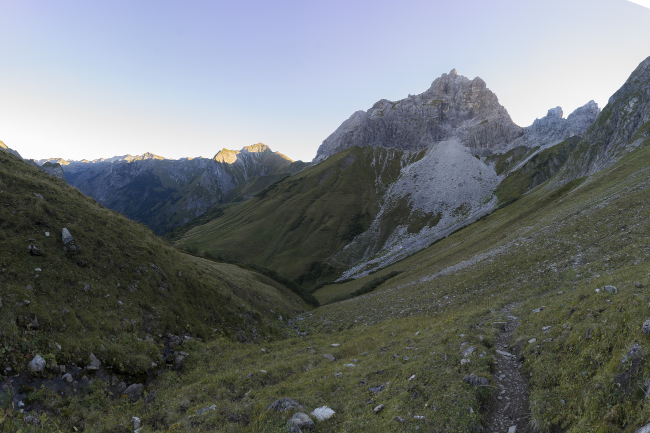 Blick zurück auf den beleuchteten Schneck, re. Höllhörner und Hornbachjoch (2020 m)