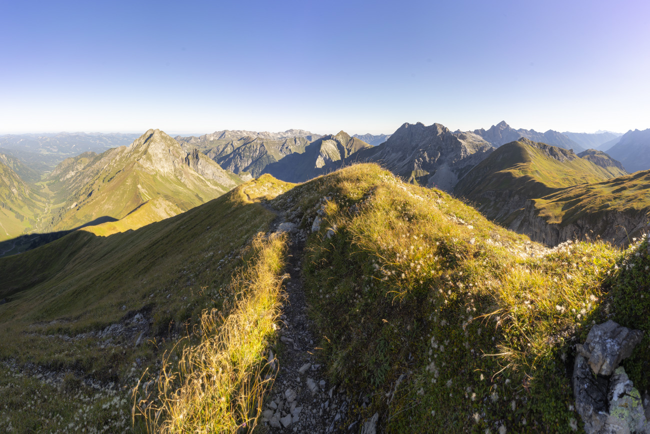 Blick zurück auf den Rauheckgrat mit Seichereck (2044 m), dahinter die Höfats