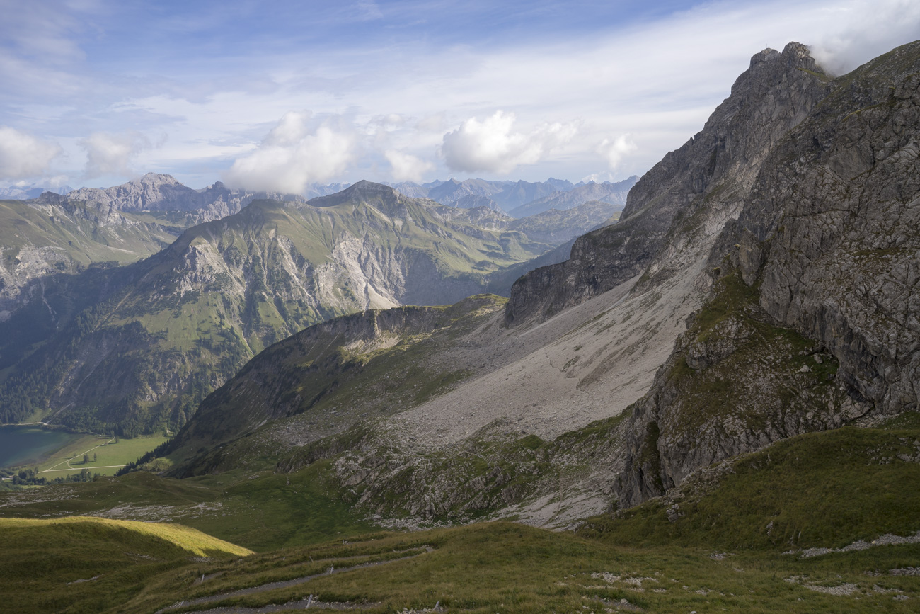 Der weitere Verlauf der Querung unterhalb des Rauhhorns (2240 m)