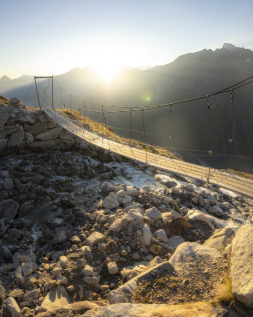 Die Hängebrücke bei Sonnenaufgang