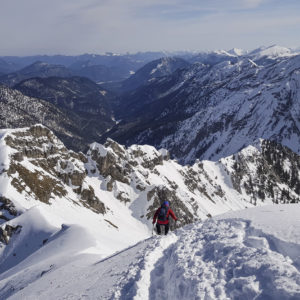 TITELBILD: Helge im vorsichtigen Abstieg am Gipfelgrat