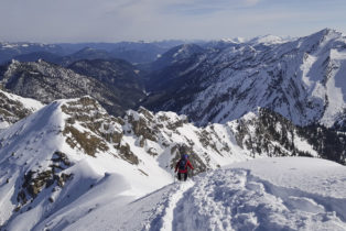 TITELBILD: Helge im vorsichtigen Abstieg am Gipfelgrat