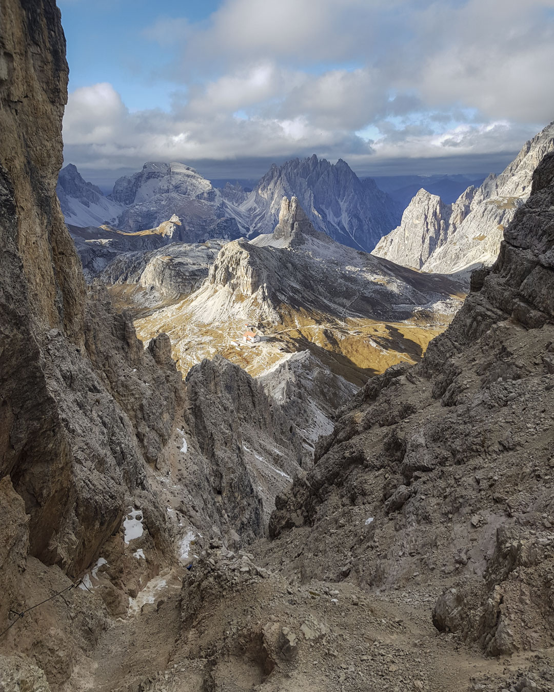 Blick zurück auf den Klettersteig und die Dreizinnenhütte