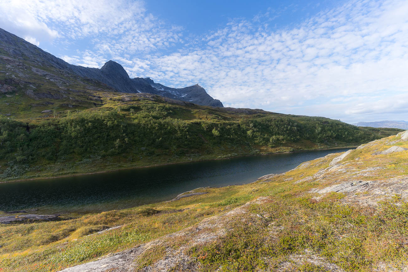 Am Langvatnet, mit Blick auf den Korsviktinden Am Langvatnet, mit Blick auf den Korsviktinden