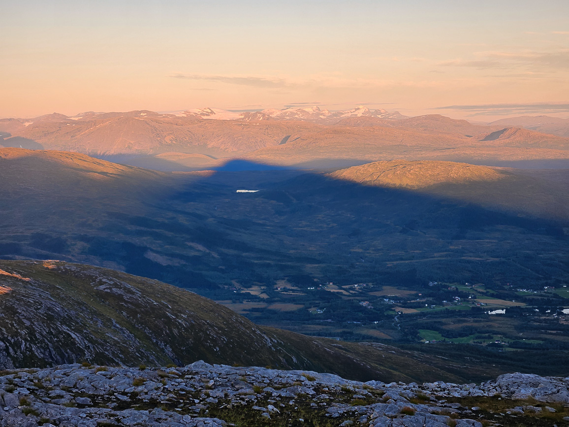 Panorama in die andere Richtung, zu den großen Gletschern an der Grenze zu Schweden Panorama in die andere Richtung, zu den großen Gletschern an der Grenze zu Schweden