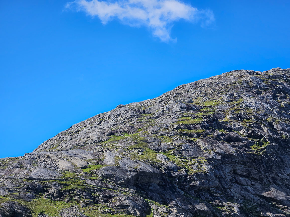 Der Aufstieg zum Middagstinden. Die Stufe rechts der Bildmitte war der Killer für mich Der Aufstieg zum Middagstinden. Die Stufe rechts der Bildmitte war der Killer für mich