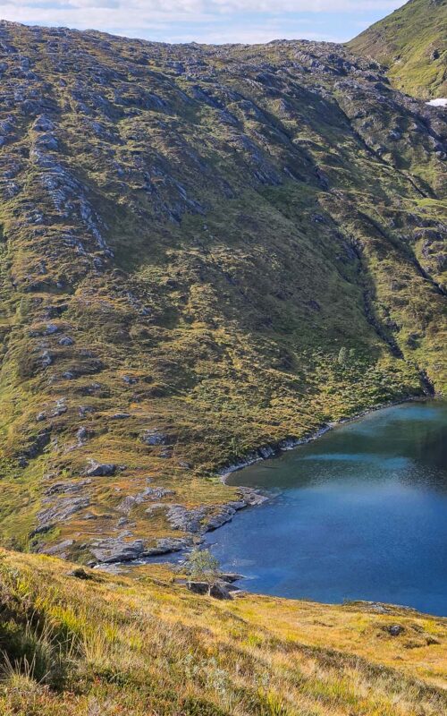 Rückblick zum Blåfjellet. In einer der Rinnen bin ich runter, keine Ahnung wie ich das geschafft habe Rückblick zum Blåfjellet. In einer der Rinnen bin ich runter, keine Ahnung wie ich das geschafft habe